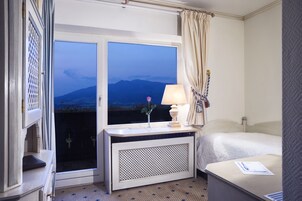 Minibar, caja de seguridad en la habitaciĂłn y muebles diferentes