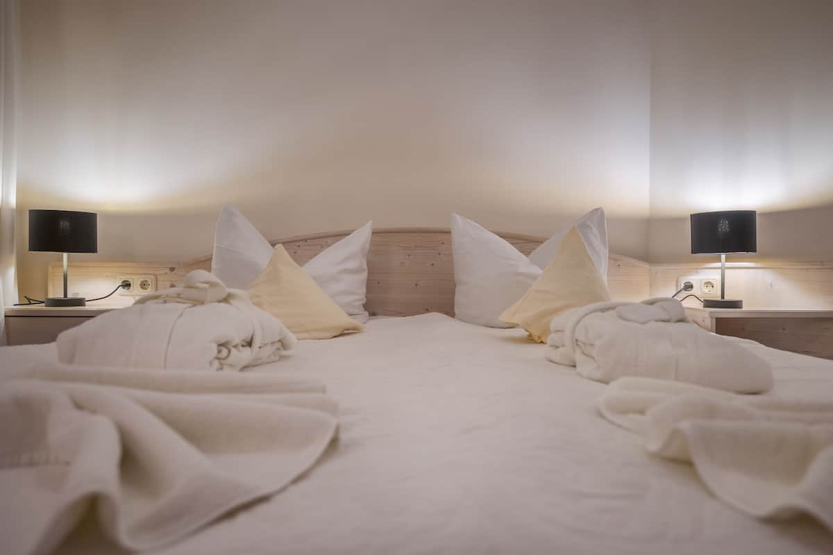Eenvoudige tweepersoonskamer (Gerhalde Doppelzimmer) | Een minibar, een kluis op de kamer, individueel gemeubileerd, een bureau