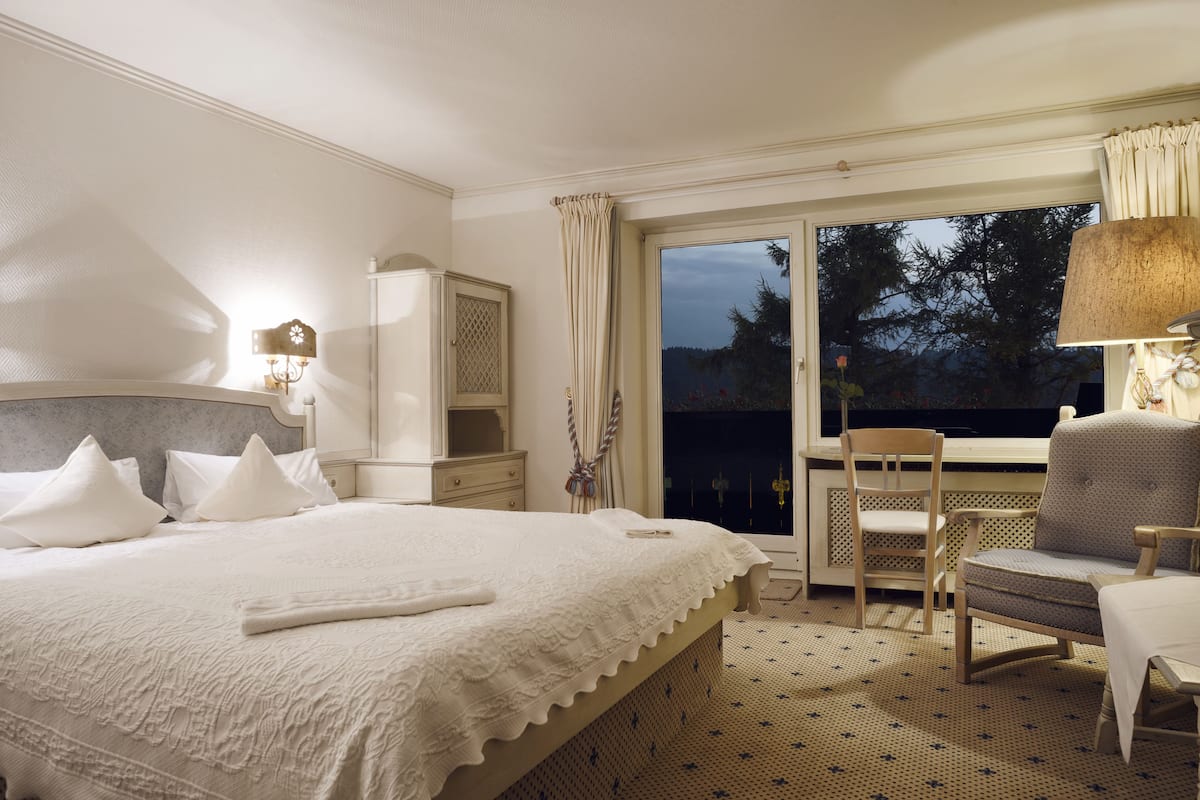 Comfort tweepersoonskamer (Gruenten Doppelzimmer) | Een minibar, een kluis op de kamer, individueel gemeubileerd, een bureau