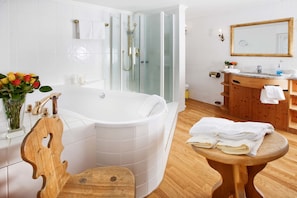 Junior Suite (Burgherr Junior Suite) | Bilik Mandi | Kelengkapan dandanan diri mesra alam, pengering rambut, jubah mandi 