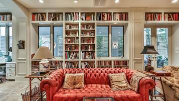 Smart TV, fireplace, DVD player