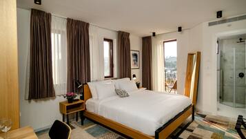 Premium bedding, in-room safe, desk, laptop workspace