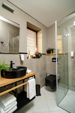 Luxury Double Room, Balcony | Bathroom | Shower, designer toiletries, hair dryer, towels - Biazi Hotel (Jerusalem)