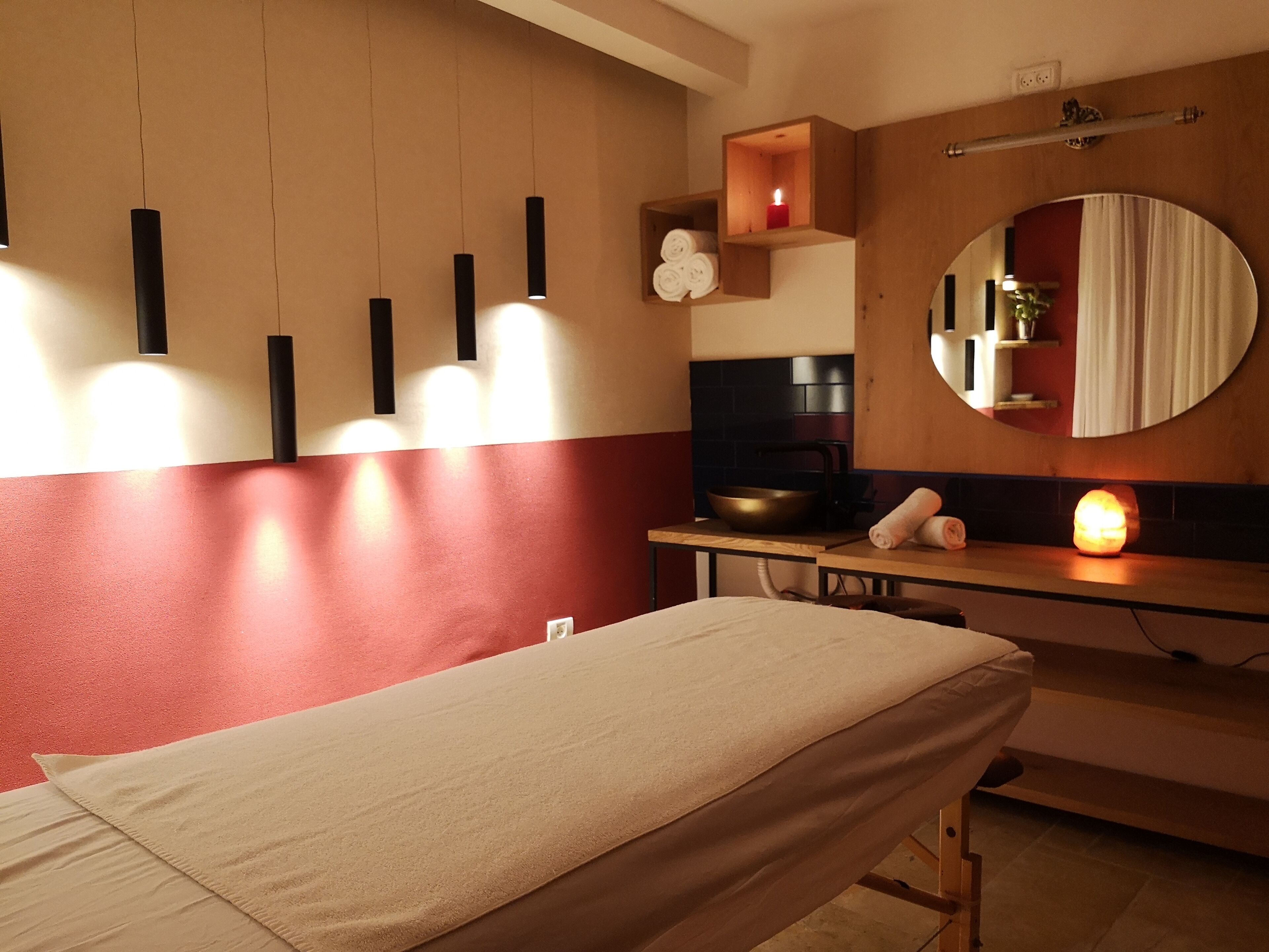 雙人療程室、芳香療法、熱石按摩、深層組織按摩、瑞典式按摩、泰式按摩