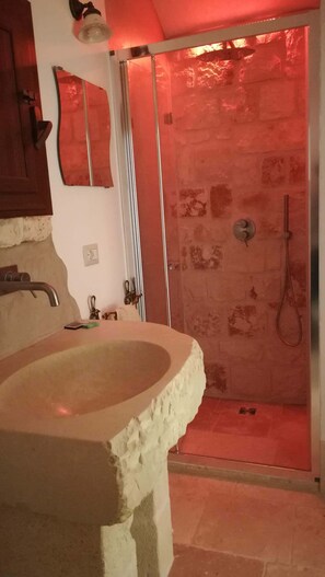 Haartrockner, Handtücher, Toilettenpapier