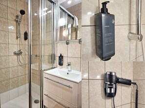 Shower, designer toiletries, hair dryer, towels - Hotel PROTEA (Boleslawiec)