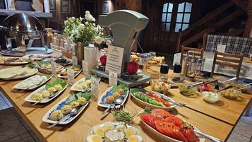 Free daily buffet breakfast