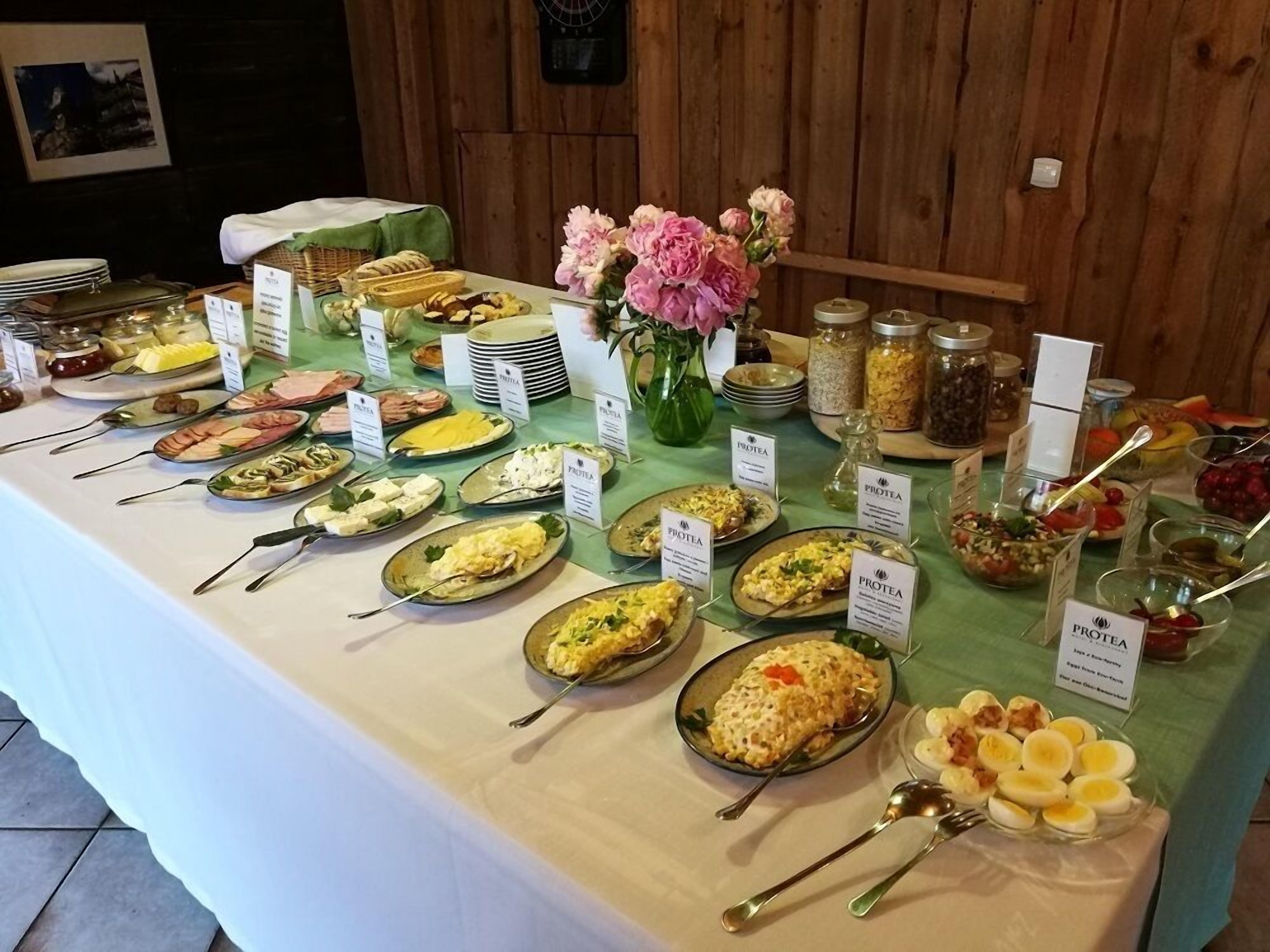 Café da manhã com buffet grátis todos os dias