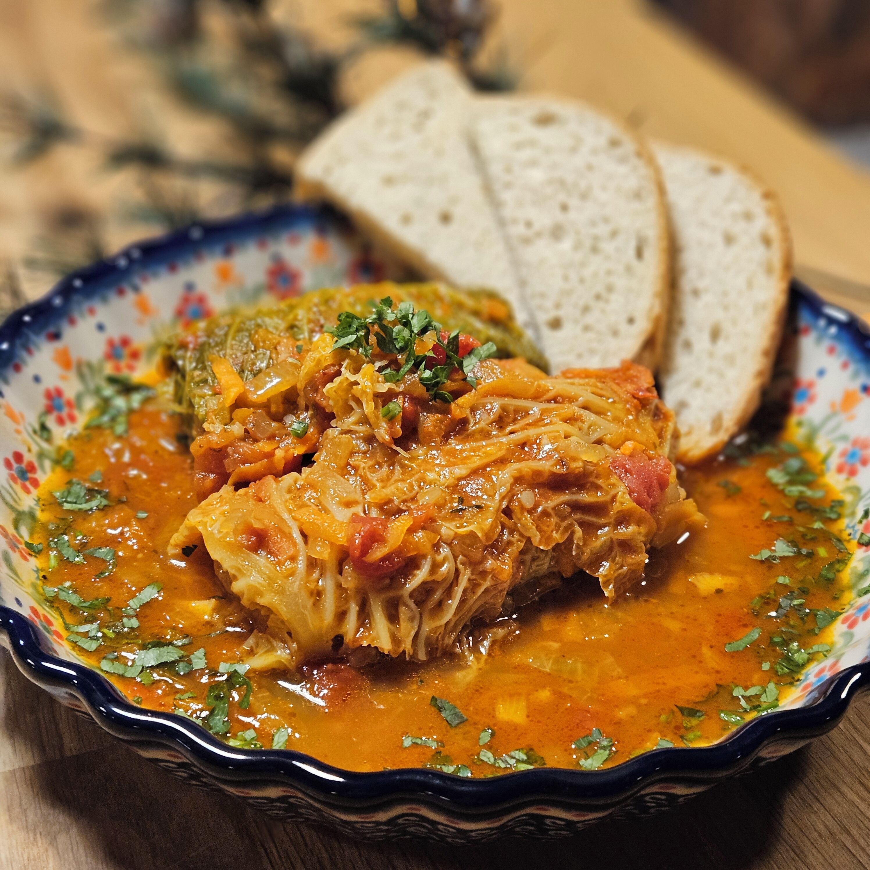 Un tazón de estofado con pan al lado.