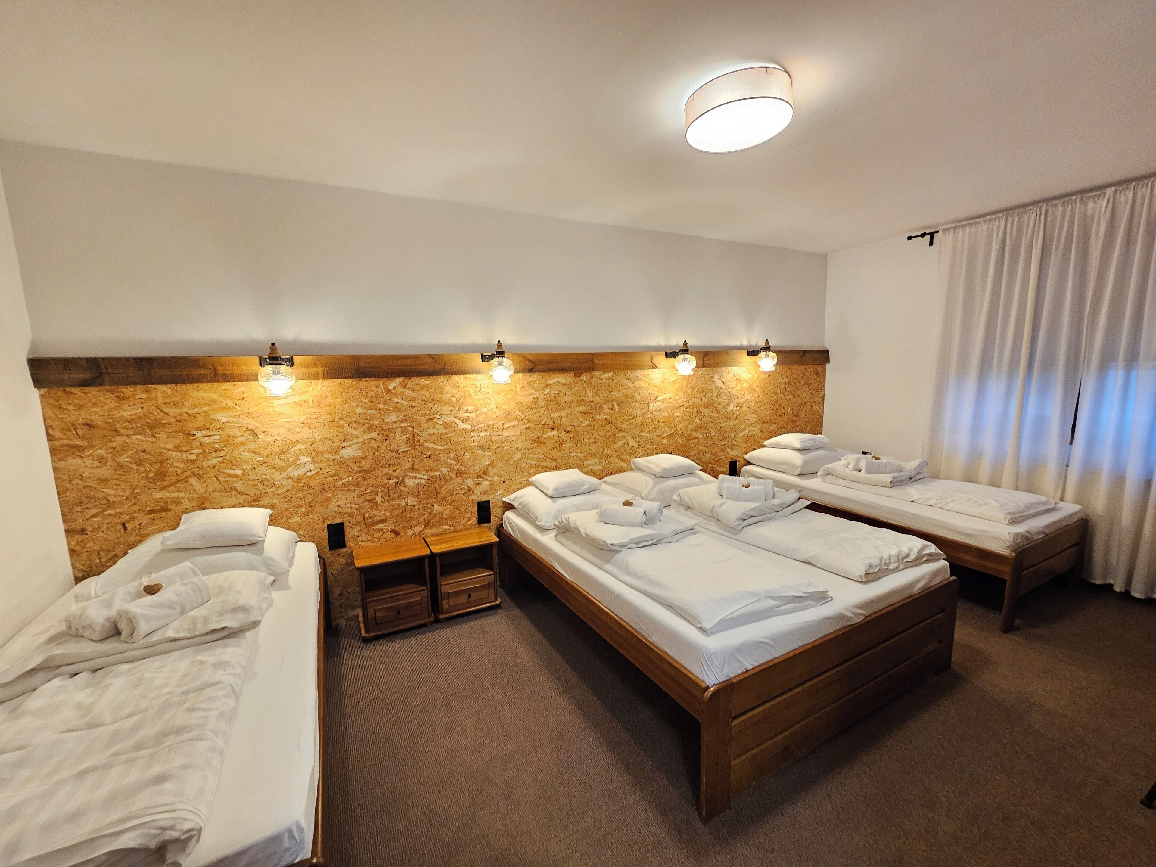 Familie vierpersoonskamer | Luxe beddengoed, bedden met traagschuimmatrassen