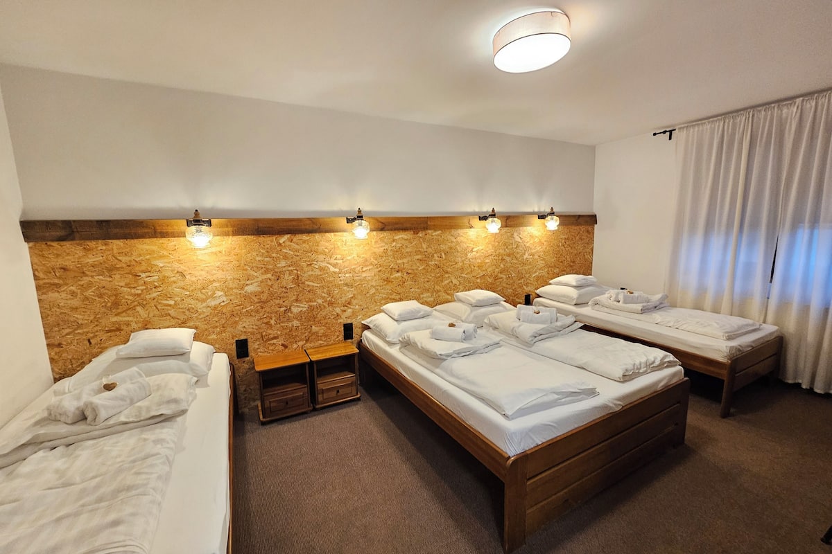 Familie vierpersoonskamer | Luxe beddengoed, bedden met traagschuimmatrassen