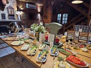 A buffet table with various dishes and a sign indicating 'PROTEA' with a description. - Hotel PROTEA (Boleslawiec)