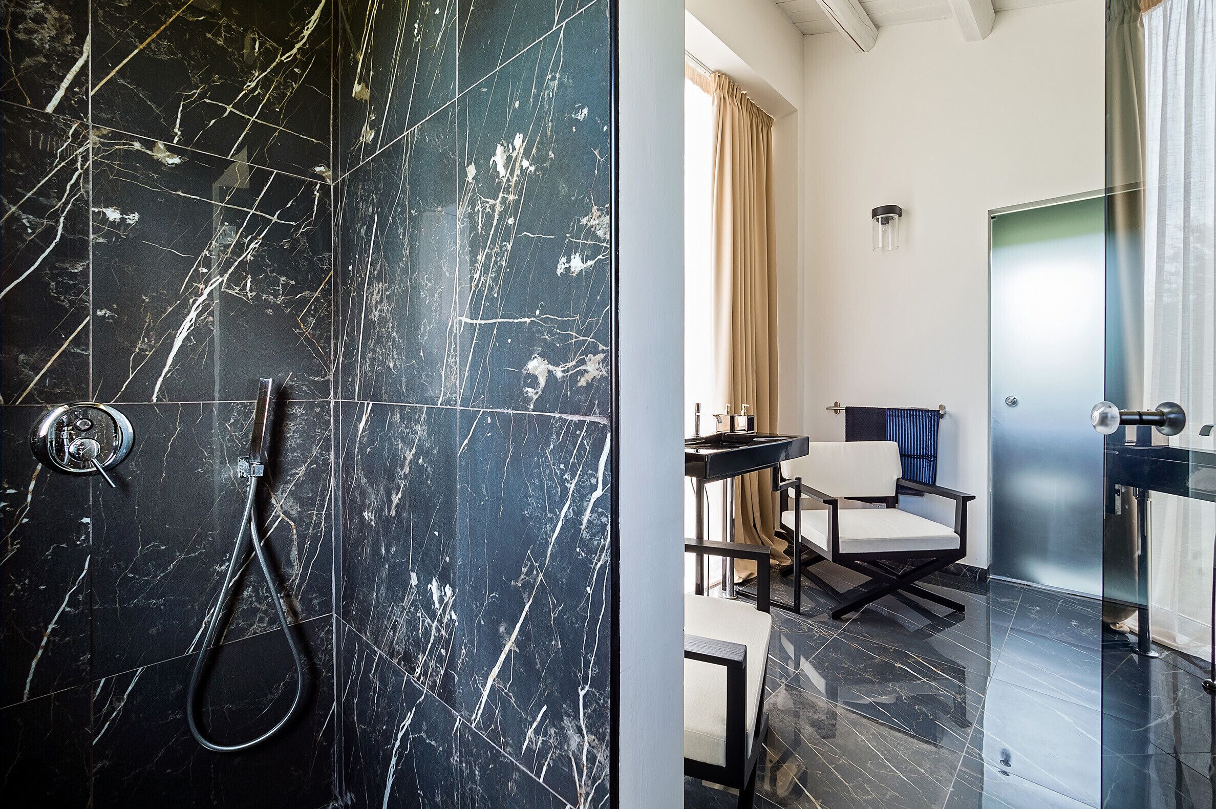 Dusch, hårtork och handdukar