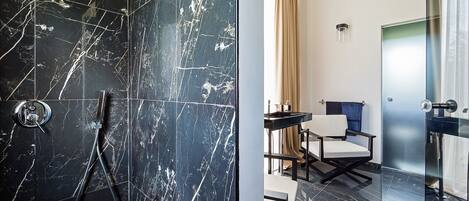 Douche, séchoir à cheveux, serviettes fournies