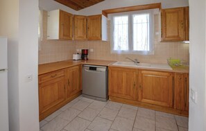 Réfrigérateur, micro-ondes, plaque de cuisson, lave-vaisselle