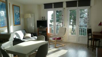 Een televisie, een dvd-speler en een stereo