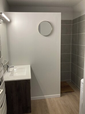 Bathtub, hair dryer, towels