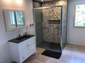 Dusche, Haartrockner, Handtücher, Toilettenpapier