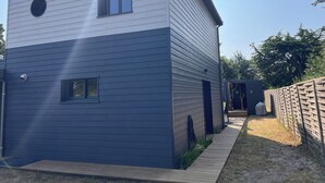 A two-story building with a modern design, featuring a combination of light and dark siding. - ILE TUDY - Contemporary house 6 places with garden 100m from the beach (Île-Tudy)