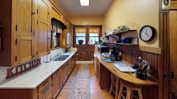 Coffee/tea maker, fridge, microwave, stovetop