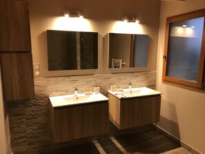 Dusche, Haartrockner, Bidet, Toilettenpapier