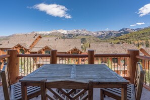 Outdoor dining - Gorgeous 3 Bedroom townhome in Mountain Village w/ Ski access & private hottub (Mountain Village)