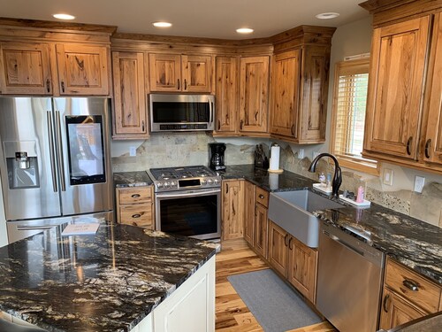 Luxury Cabin Next to Stanley Hotel and 1 bock from Downtown