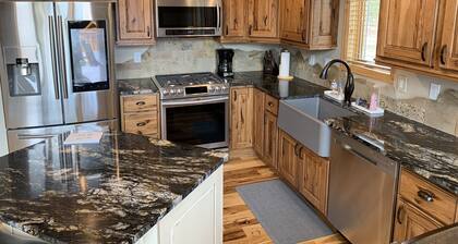 Luxury Cabin Next to Stanley Hotel and 1 bock from Downtown