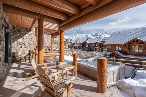 Updated 4 Bedroom Villa with Stunning Views and Ski Access