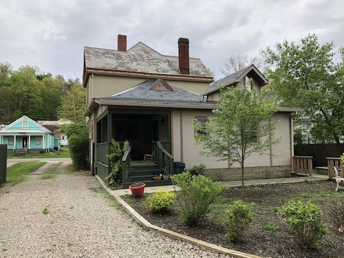 Primrose Bed and Breakfast Posy Room Hocking Hills Ohio between Logan & Athens