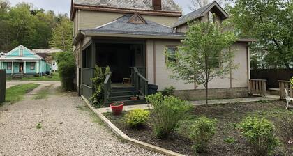 Primrose Bed and Breakfast Posy Room Hocking Hills Ohio between Logan & Athens