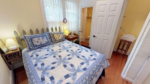 Primrose Bed and Breakfast Posy Room Hocking Hills Ohio between Logan & Athens