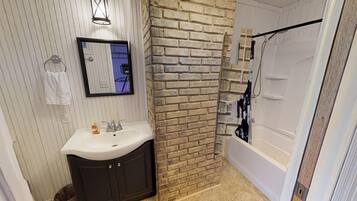 Combined shower/bathtub, towels, soap, shampoo