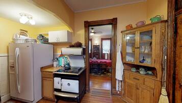 Fridge, microwave, dishwasher, coffee/tea maker