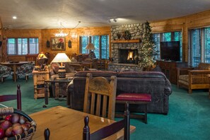 Smart TV, chimenea, reproductor de DVD, futbolito