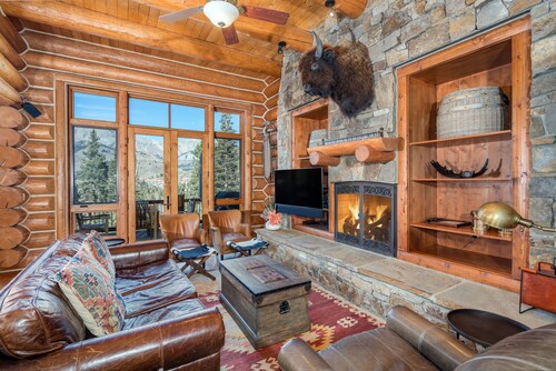 Beautiful 4 Bedroom Townhome Located off Village Bypass Ski Run