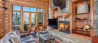 Beautiful 4 Bedroom Townhome Located off Village Bypass Ski Run