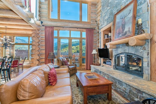 Luxury Ski-In/Ski-Out 3BR+Den Townhome with Hot Tub, Views & Hiking Trails | Mou