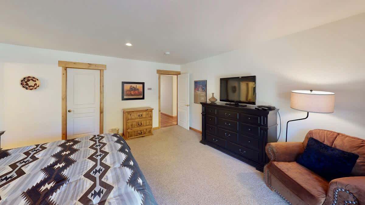 4 bedrooms, iron/ironing board, WiFi (free), bed sheets