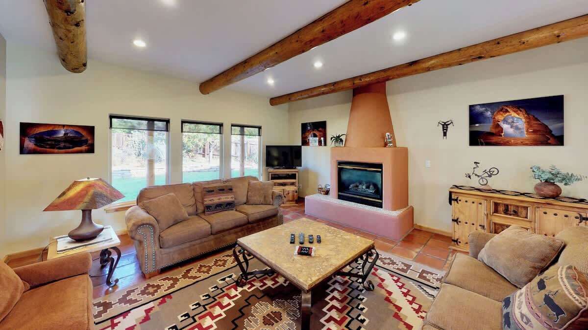 Smart TV, fireplace