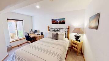 4 bedrooms, iron/ironing board, WiFi (free), bed sheets