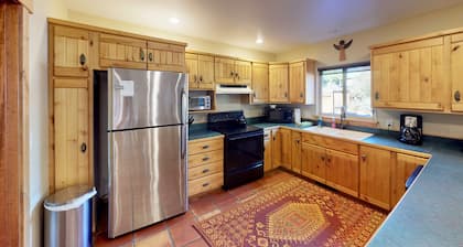 Arena Roja ~ 2279, Southwest 4 bedroom, 2.5 Bathroom, Pet Friendly with Private Hot Tub