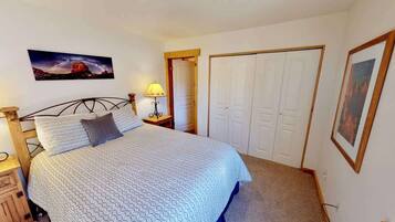 4 bedrooms, iron/ironing board, WiFi (free), bed sheets
