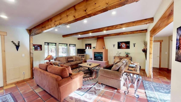 Smart TV, fireplace