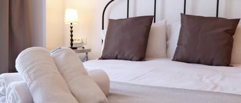 2 dormitorios, tabla de planchar con plancha, Internet y ropa de cama