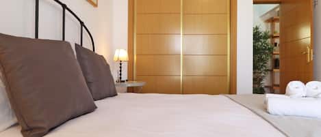 2 chambres, fer et planche à repasser, accès Internet, draps fournis