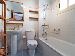 Bathtub, free toiletries, hair dryer, towels - Del Parque Flats San Rafael (Málaga)
