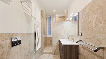 Dusche, Haartrockner, Bidet, Handtücher