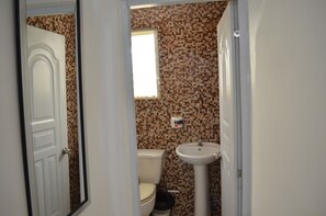 Apartamento família, 2 quartos, vista para o jardim | Banheiro | Chuveiro, chuveiro com efeito de chuva, toalhas de banho, sabonete