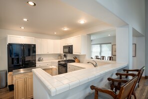 Geladeira, micro-ondas, fogão, cooktop